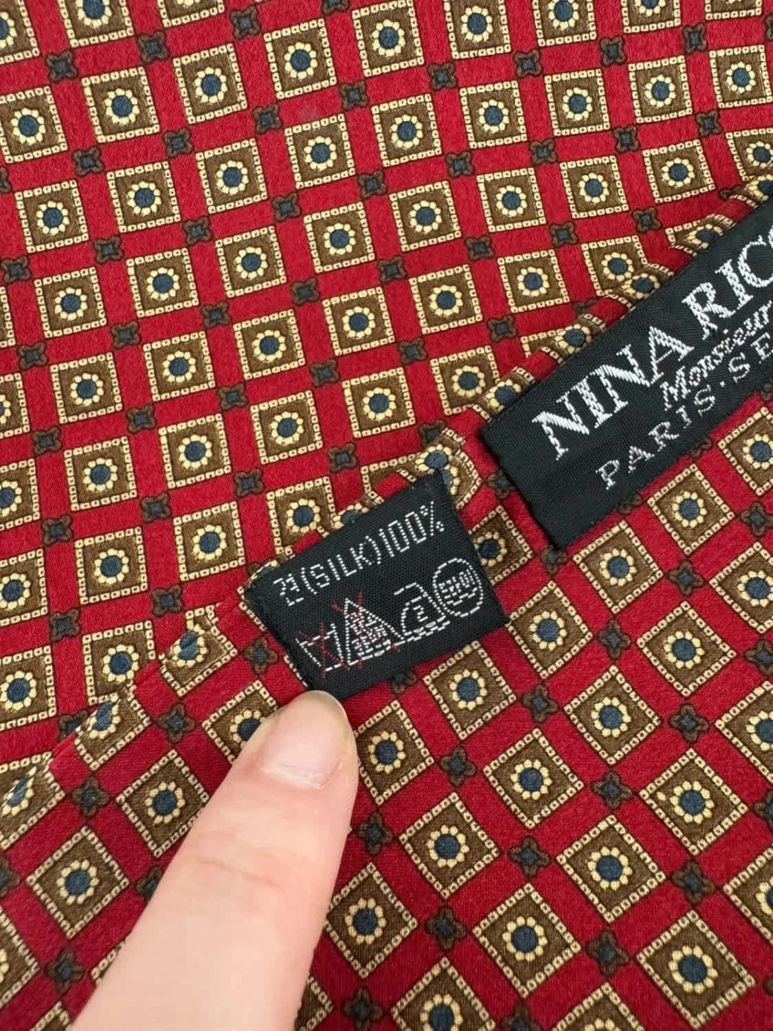 Foulard en soie rouge rare Nina Ricci Monsieur Paris Séoul - Photo 4/7