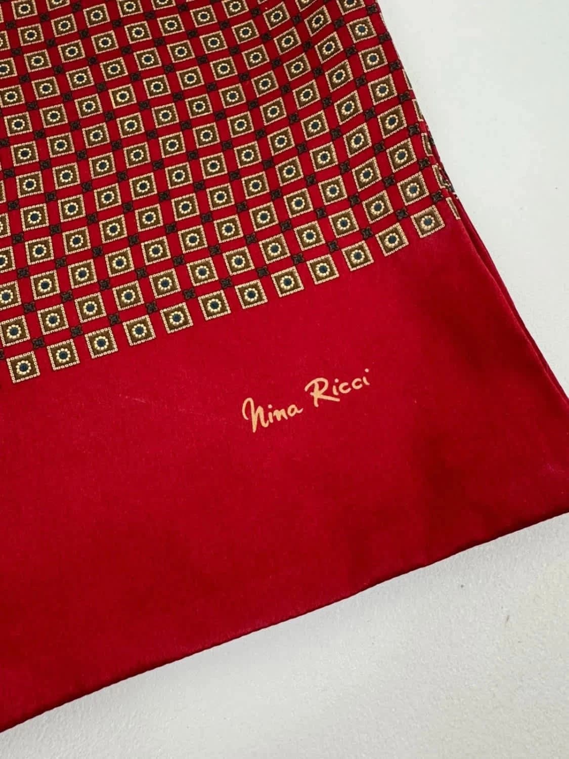 Foulard en soie rouge rare Nina Ricci Monsieur Paris Séoul - Photo 2/7