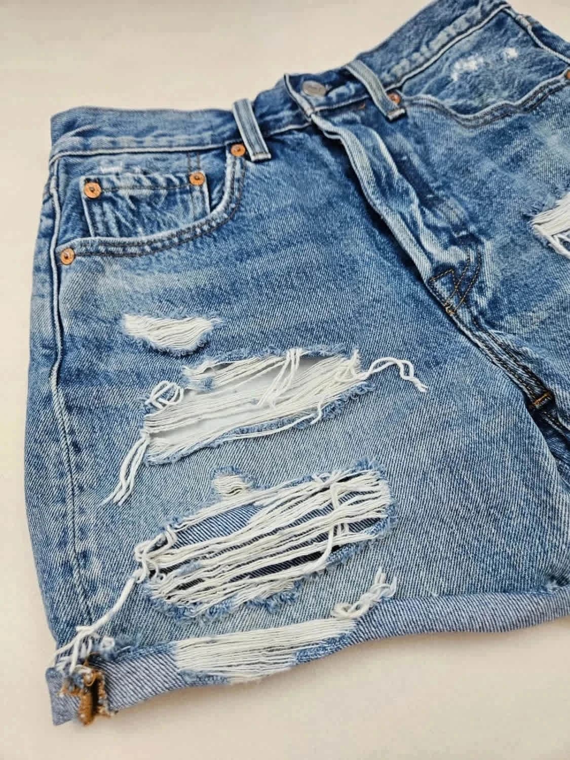 Short Levi’s en jean destroy W26 - Photo 5/9