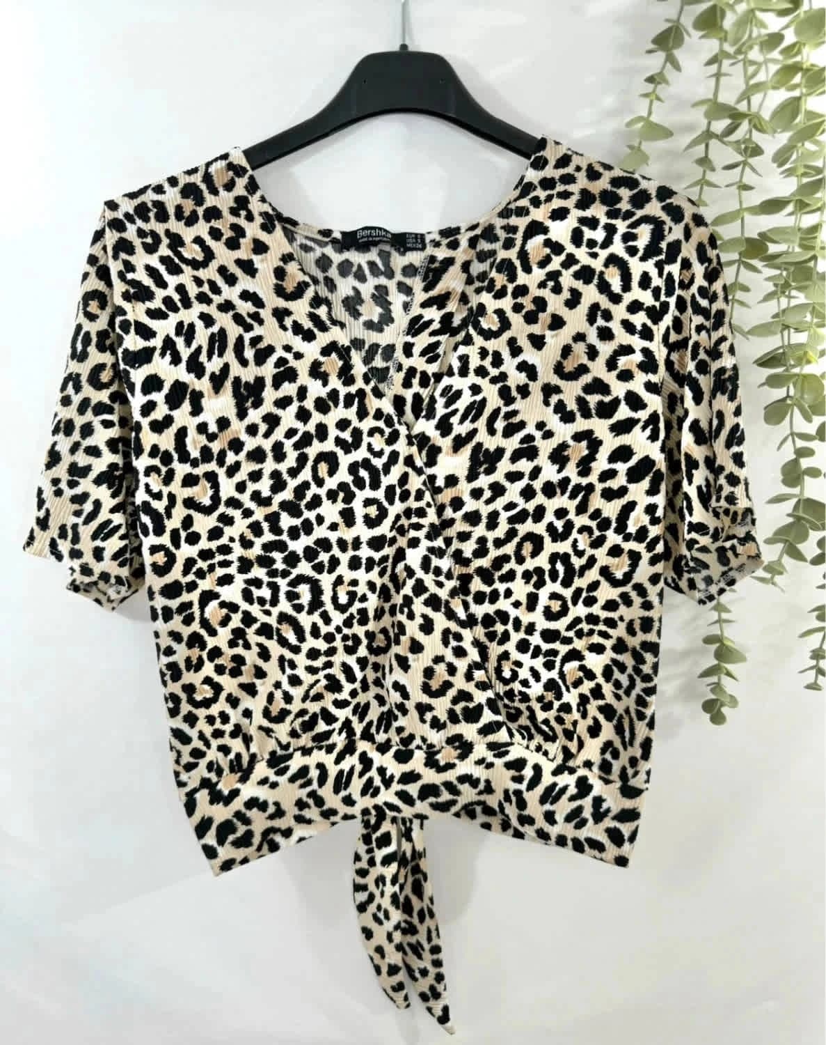 Tee-shirt crop motif léopard Bershka cache-coeur taille S - Photo 2/5