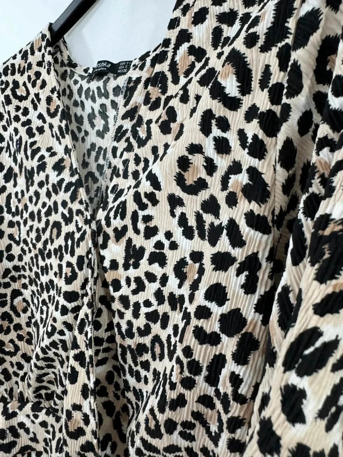 Tee-shirt crop motif léopard Bershka cache-coeur taille S - Photo 3/5