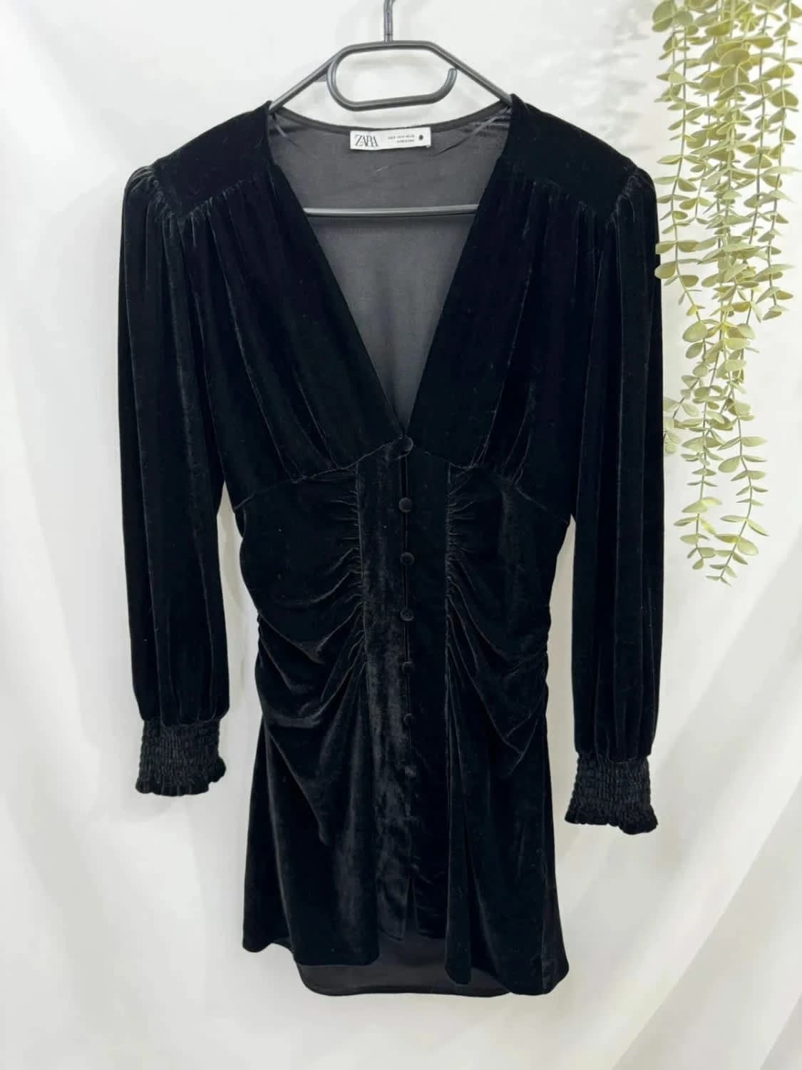 Robe chemise noire en velours à détails froncés Zara taille S - Photo 2/4