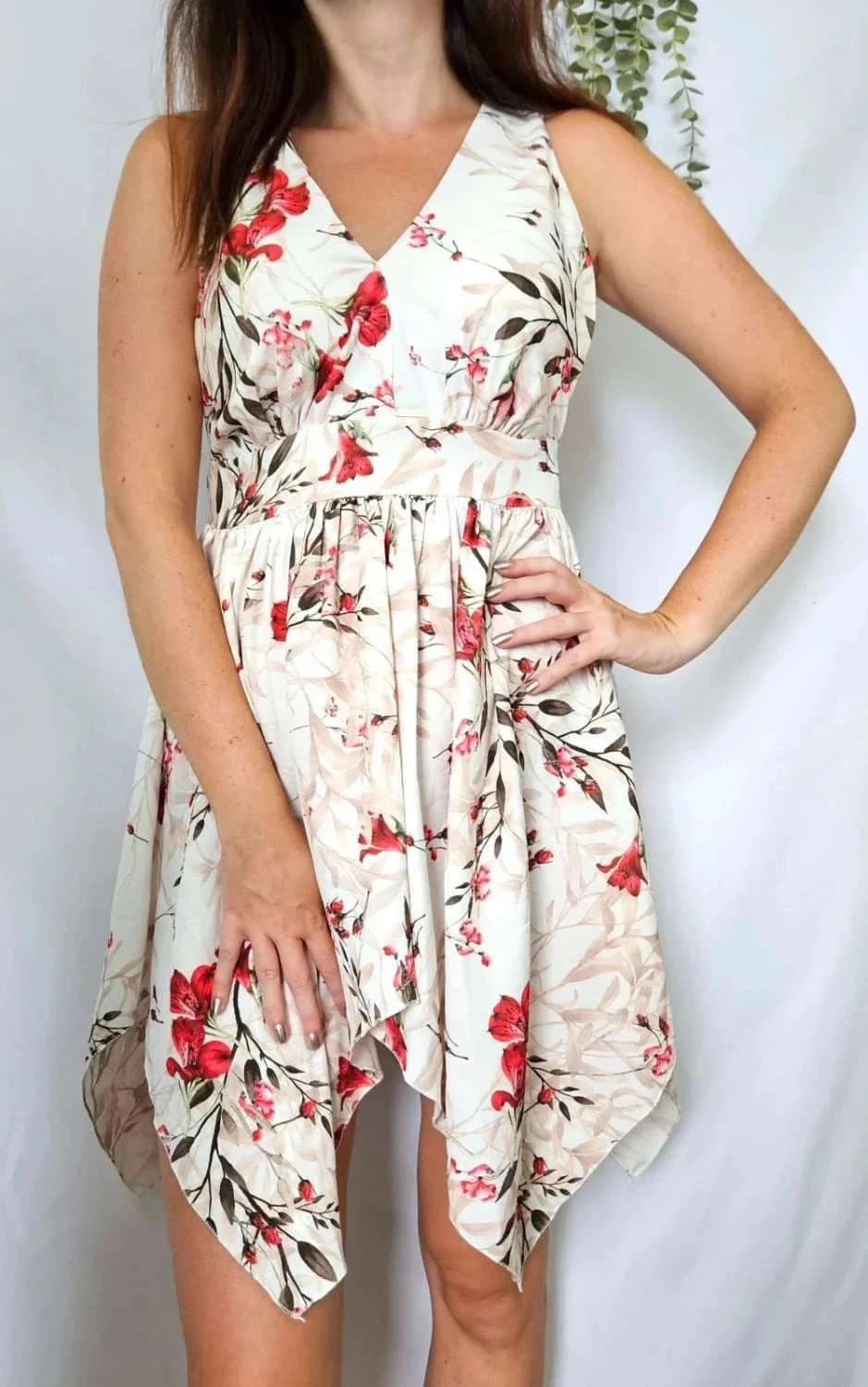 Robe portefeuille asymétrique Santorin imprimé floral rouge et beige avec dos smocké - Photo 1/6