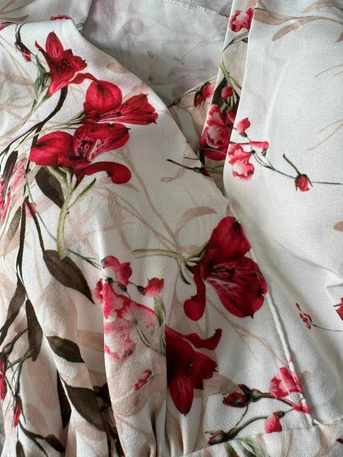Robe portefeuille asymétrique Santorin imprimé floral rouge et beige avec dos smocké - Photo 2/6
