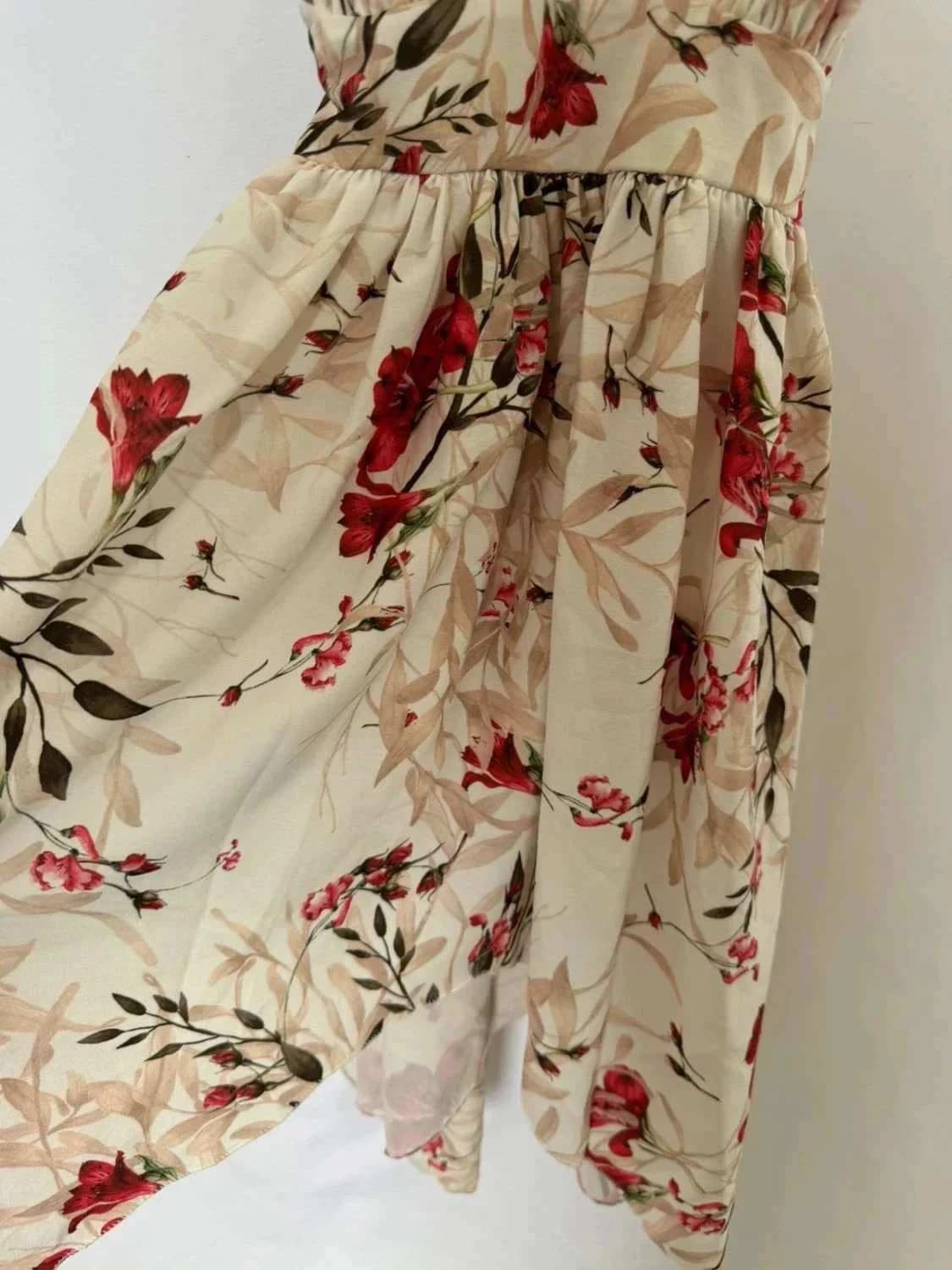 Robe portefeuille asymétrique Santorin imprimé floral rouge et beige avec dos smocké - Photo 5/6
