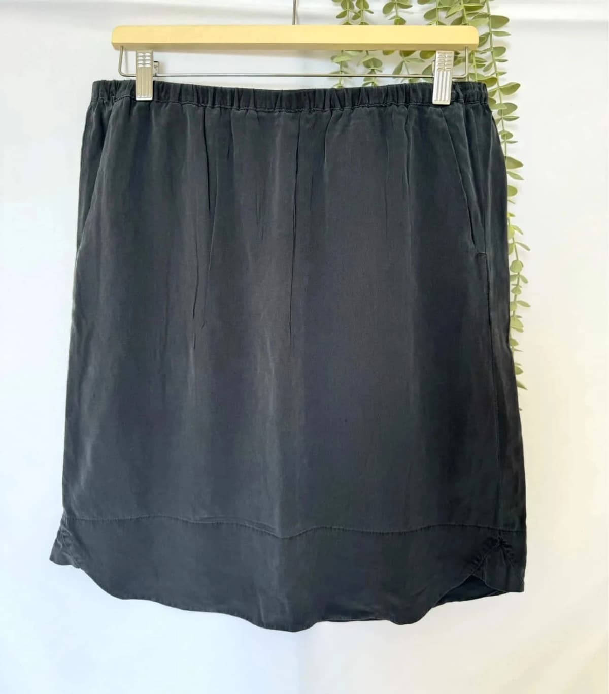 Jupe légère grise Gerard Darel 100% soie taille 40 - Photo 2/8