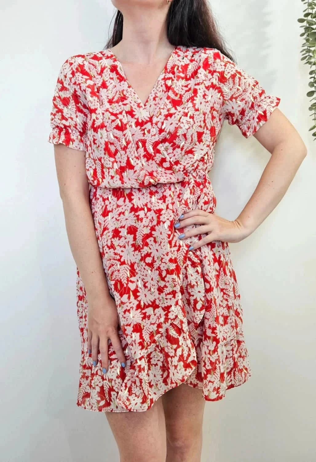 Robe portefeuille fluide rouge à fleurs dorées cache-coeur Emma Ella Paris taille S - Photo 1/6