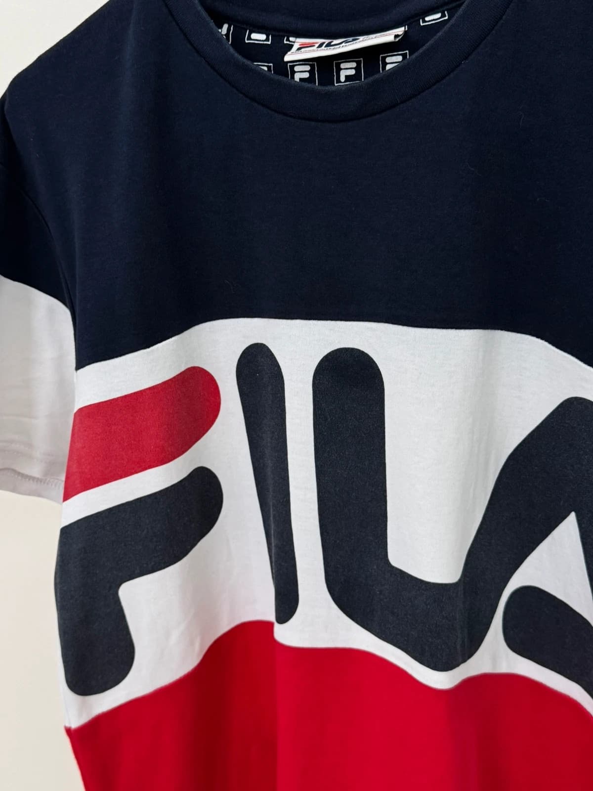 T-shirt Fila colorblock bleu blanc rouge grand logo taille S - Photo 3/8
