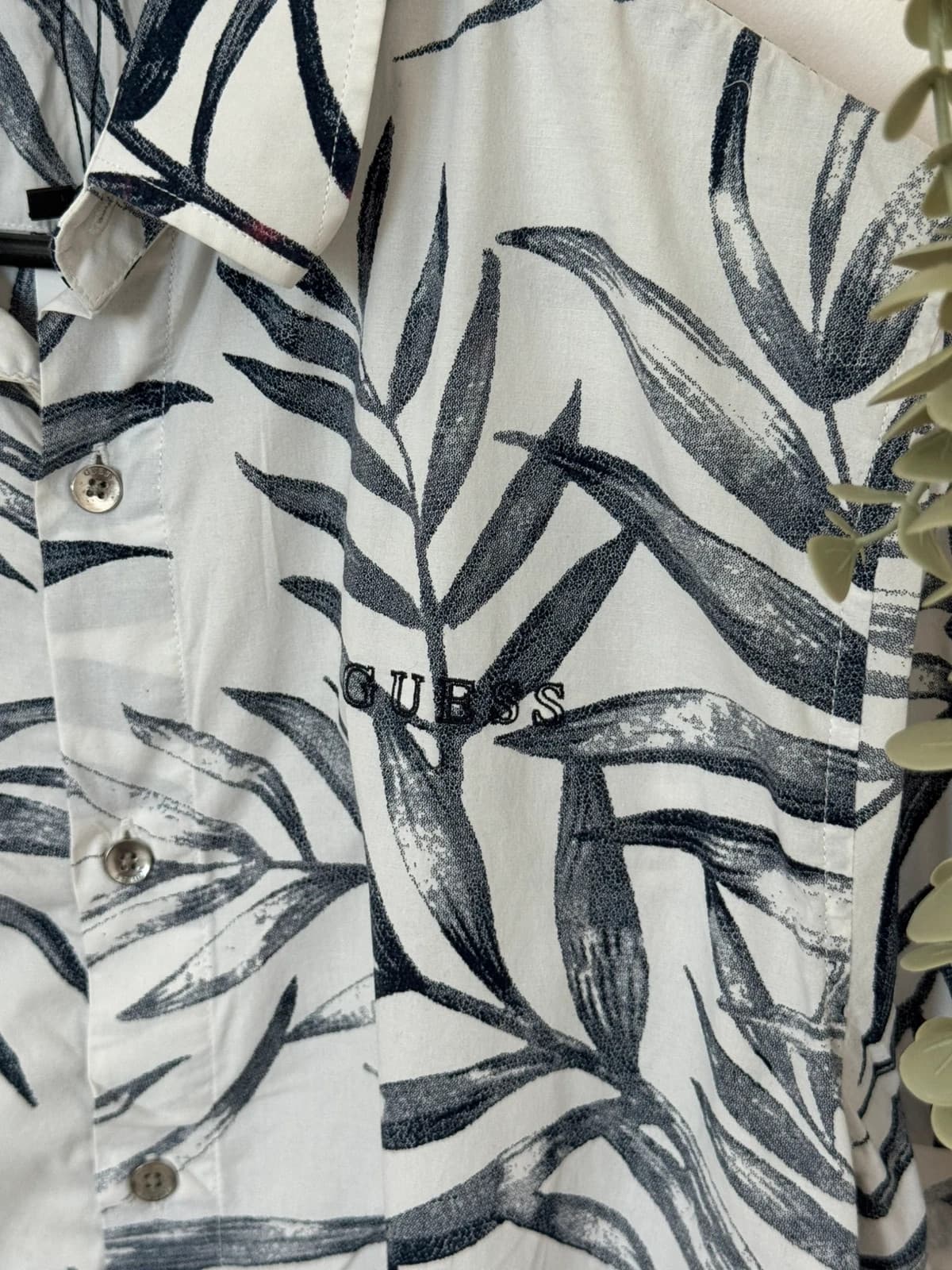 Chemise manches courtes slim fit Guess feuilles blanc gris taille S - DN260537 - Photo 3/11