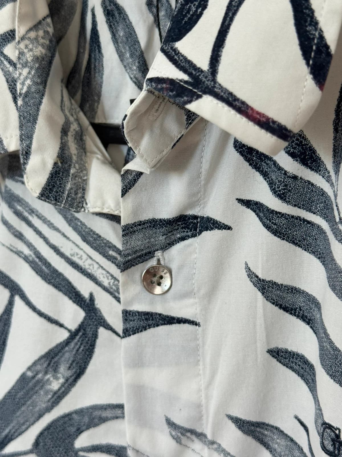 Chemise manches courtes slim fit Guess feuilles blanc gris taille S - DN260537 - Photo 4/11