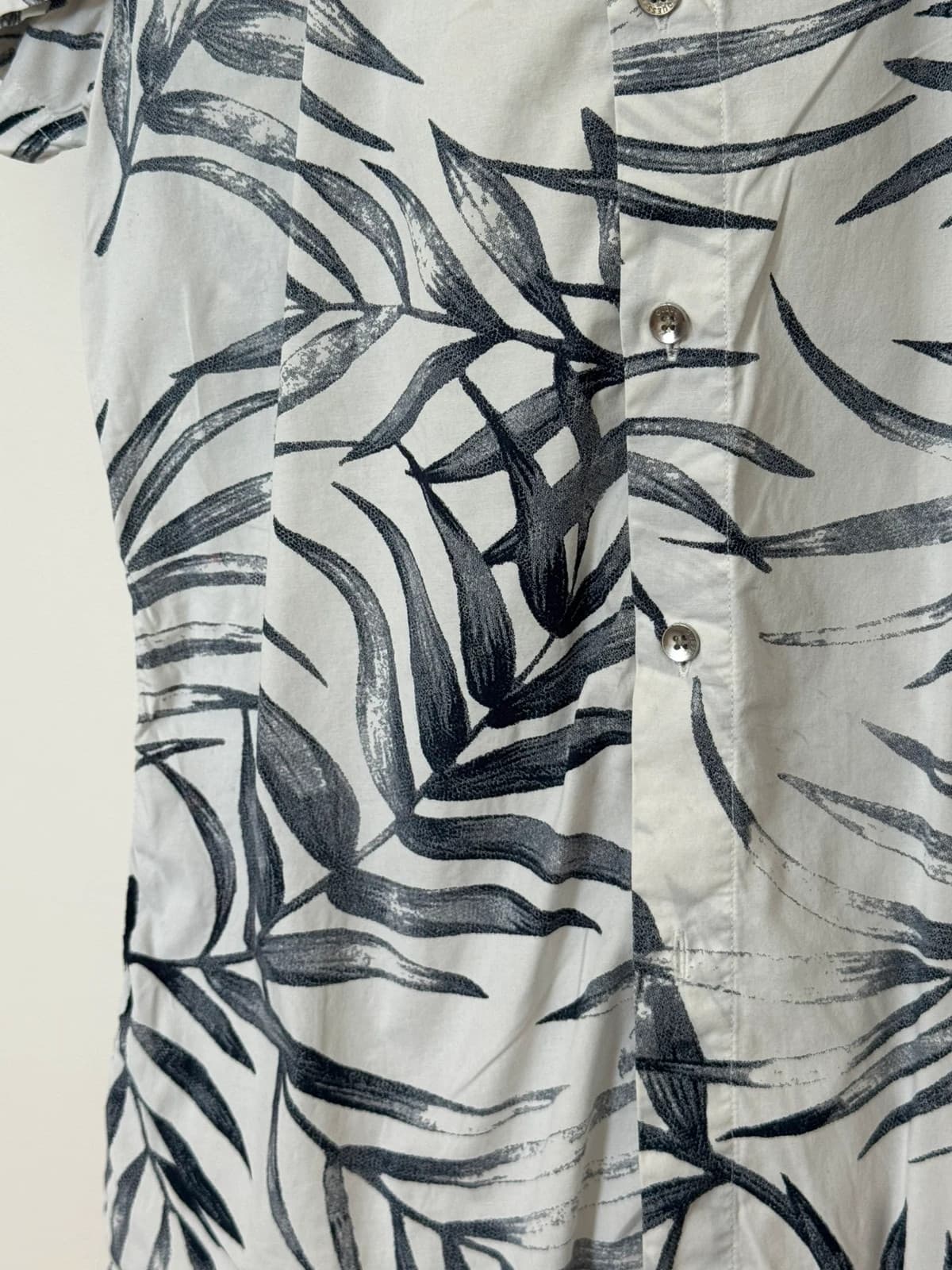Chemise manches courtes slim fit Guess feuilles blanc gris taille S - DN260537 - Photo 6/11