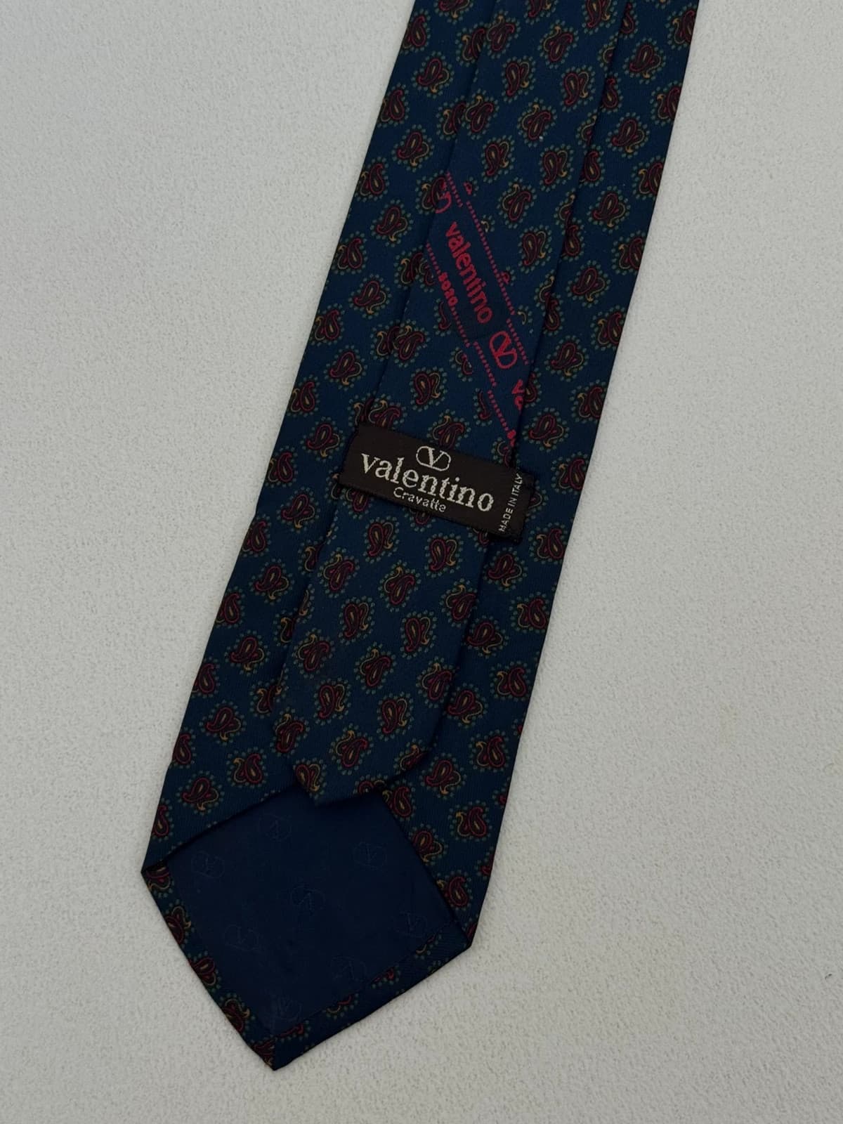 Cravate vintage Valentino Cravatte soie bleu marine motif cachemire logo V made in Italy - Photo 4/6