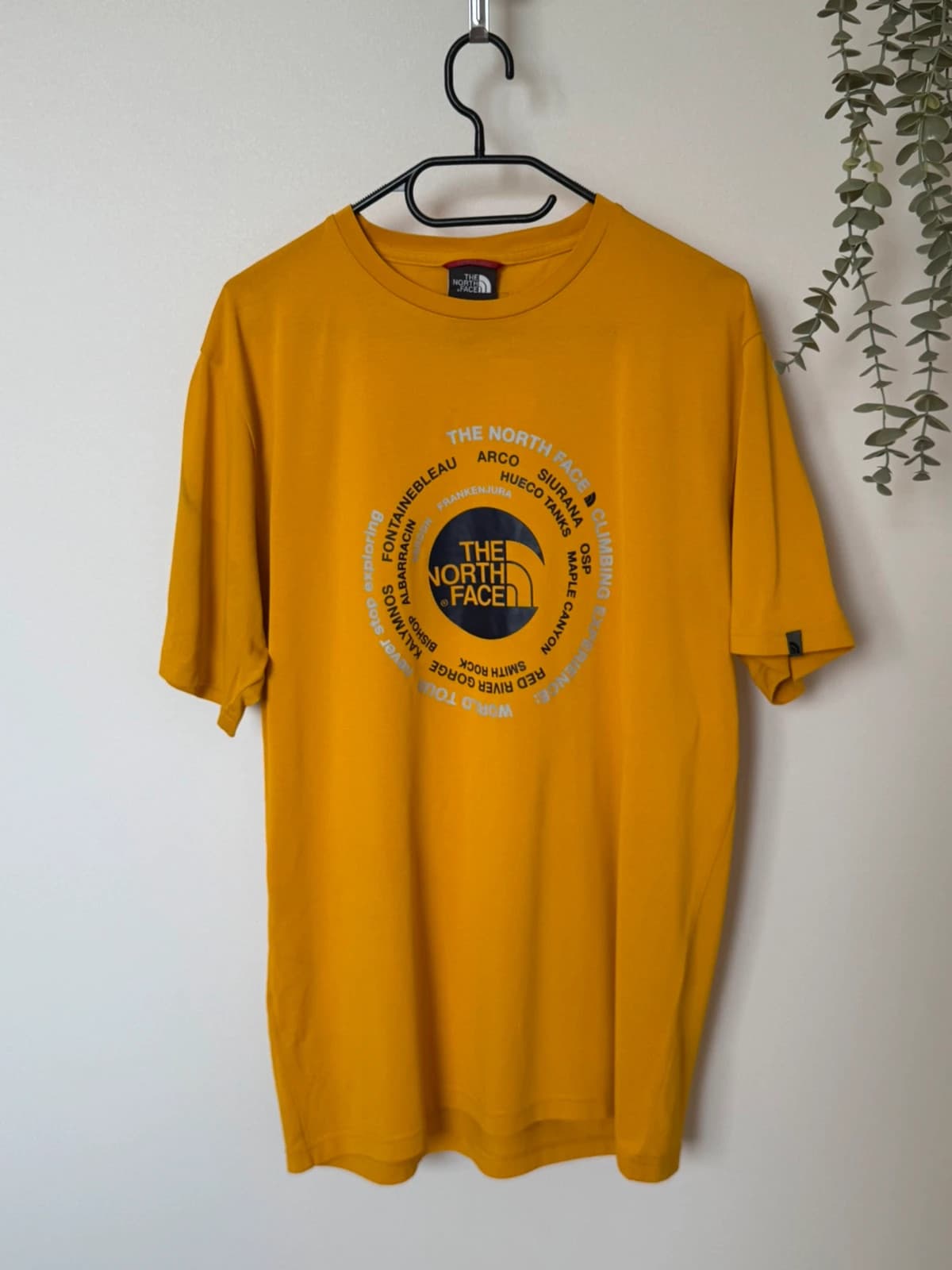 T-shirt The North Face World Climbing Tour jaune moutarde taille L - FP2607110 - Photo 2/11