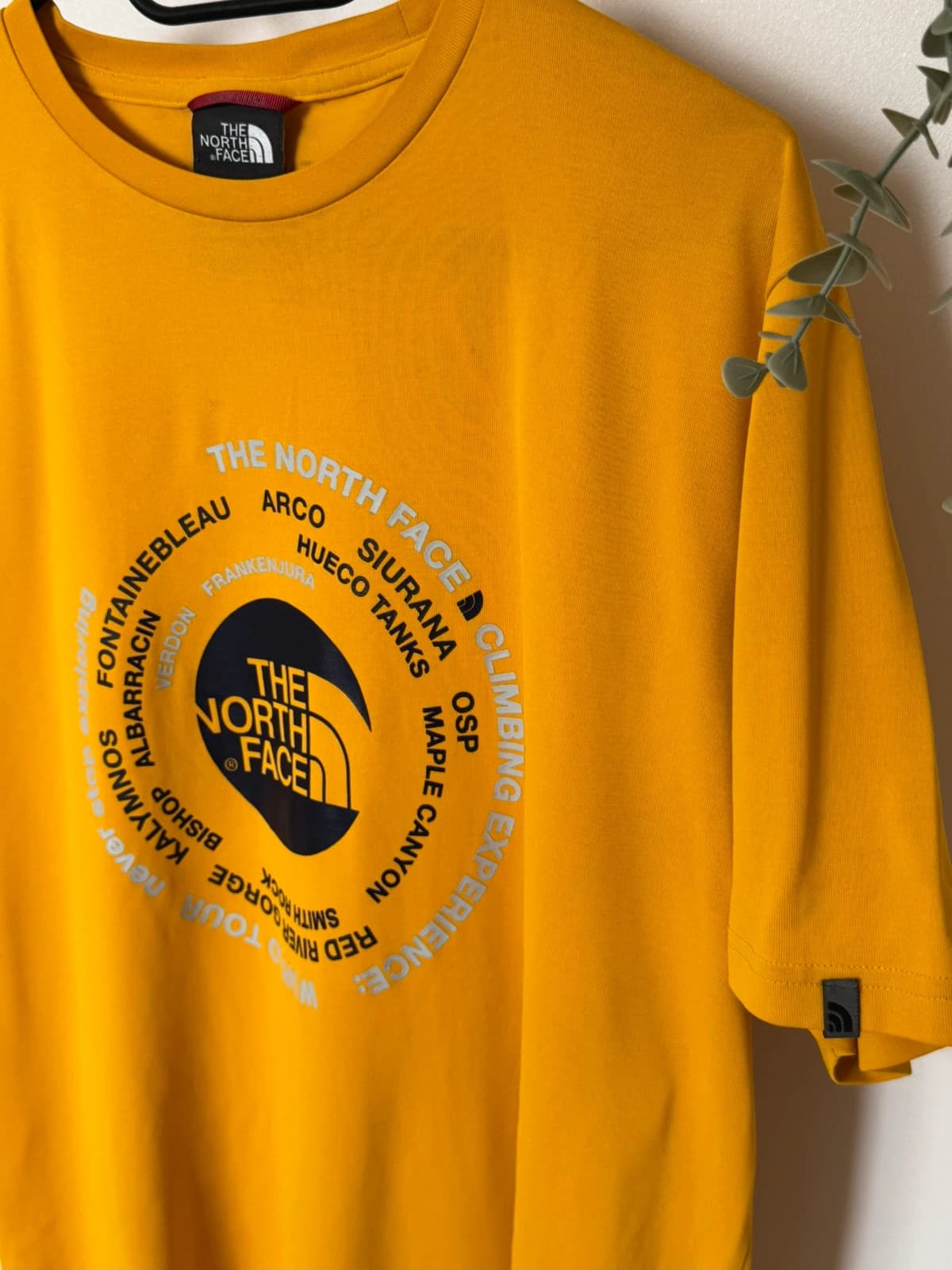 T-shirt The North Face World Climbing Tour jaune moutarde taille L - FP2607110 - Photo 4/11