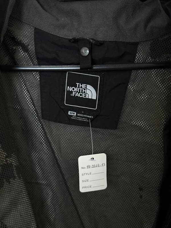 The North Face HyVent nepralaidi juoda vėjo striukė su gobtuvu, dydis M - FP260713 – nuotrauka 7/14