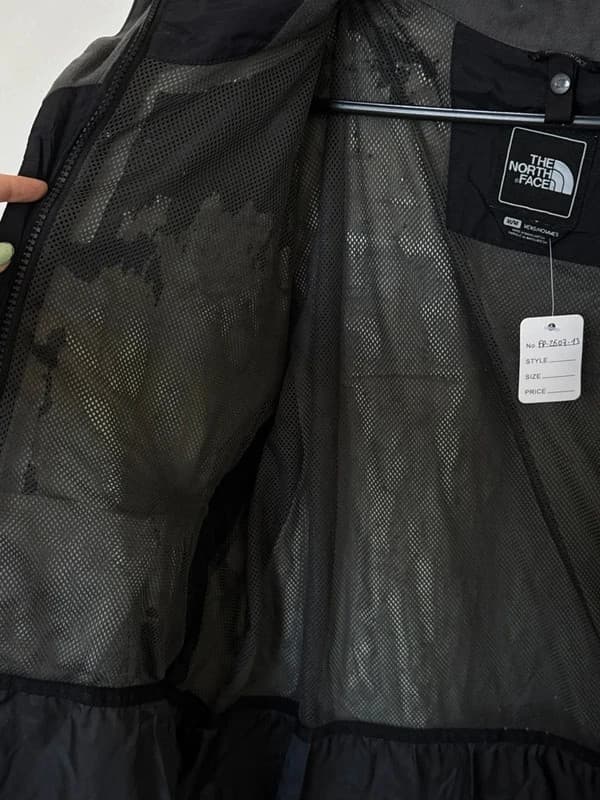 The North Face HyVent nepralaidi juoda vėjo striukė su gobtuvu, dydis M - FP260713 – nuotrauka 8/14