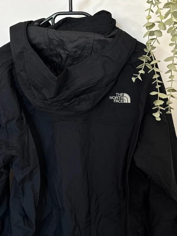 The North Face HyVent nepralaidi juoda vėjo striukė su gobtuvu, dydis M - FP260713 – nuotrauka 12/14