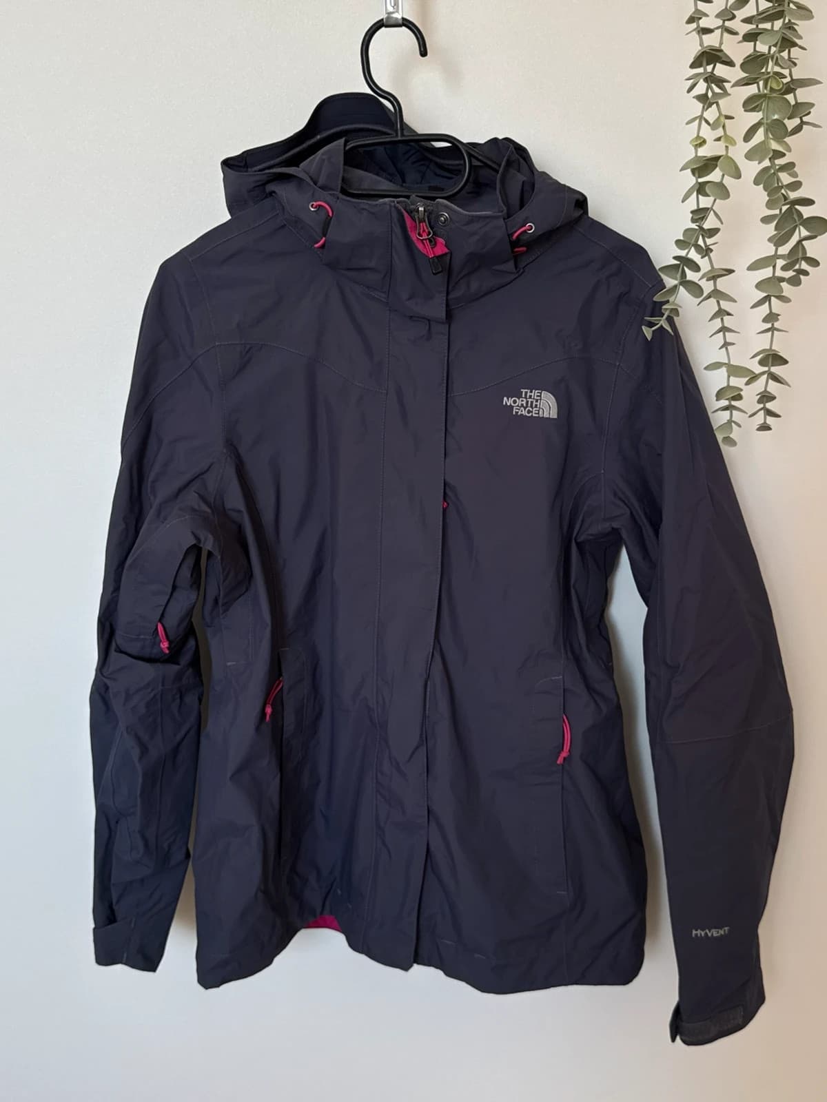 Vandeniui atspari HyVent striukė The North Face violetinė rožinė, moteriška, dydis S - FP2607174 – nuotrauka 2/15