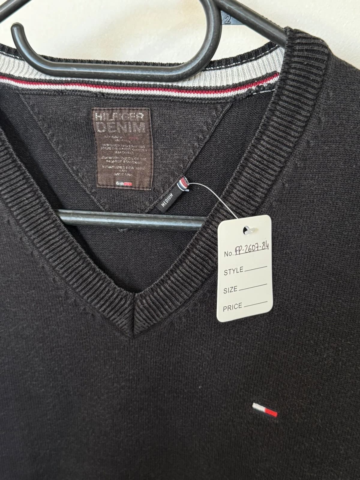 เสื้อสเวตเตอร์คอวี Tommy Hilfiger Denim สีดำ ไซซ์ S/M - FP260784 - รูปที่ 3/9