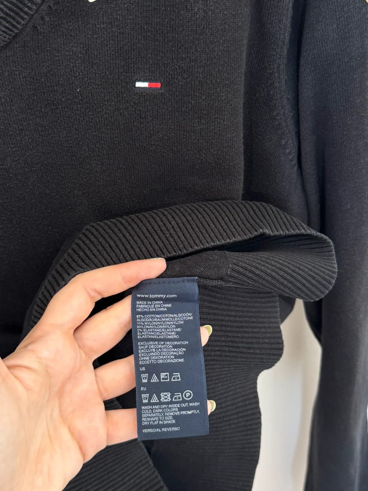 เสื้อสเวตเตอร์คอวี Tommy Hilfiger Denim สีดำ ไซซ์ S/M - FP260784 - รูปที่ 5/9