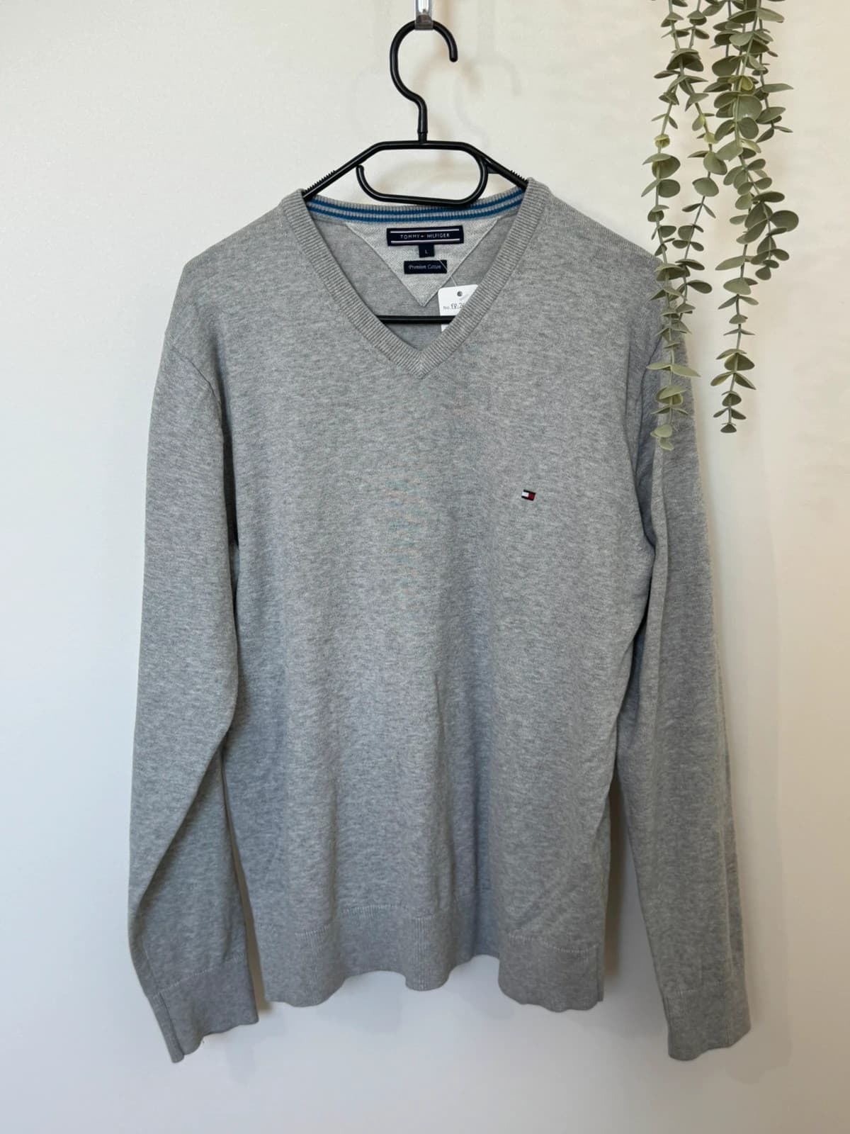 สเวตเตอร์คอวี Tommy Hilfiger Premium Cotton สีเทาอ่อน ไซส์ L - FP260779 - รูปที่ 2/7