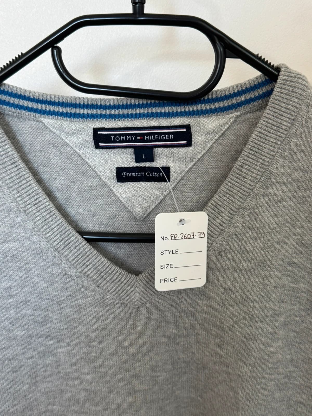 สเวตเตอร์คอวี Tommy Hilfiger Premium Cotton สีเทาอ่อน ไซส์ L - FP260779 - รูปที่ 3/7