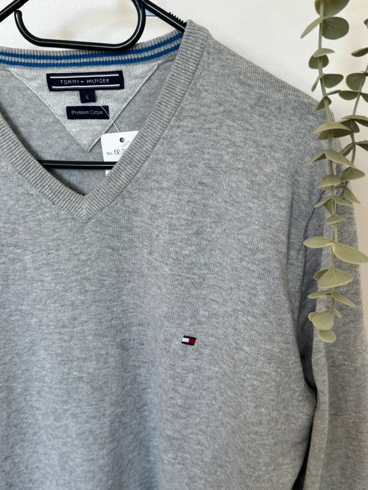 สเวตเตอร์คอวี Tommy Hilfiger Premium Cotton สีเทาอ่อน ไซส์ L - FP260779 - รูปที่ 4/7