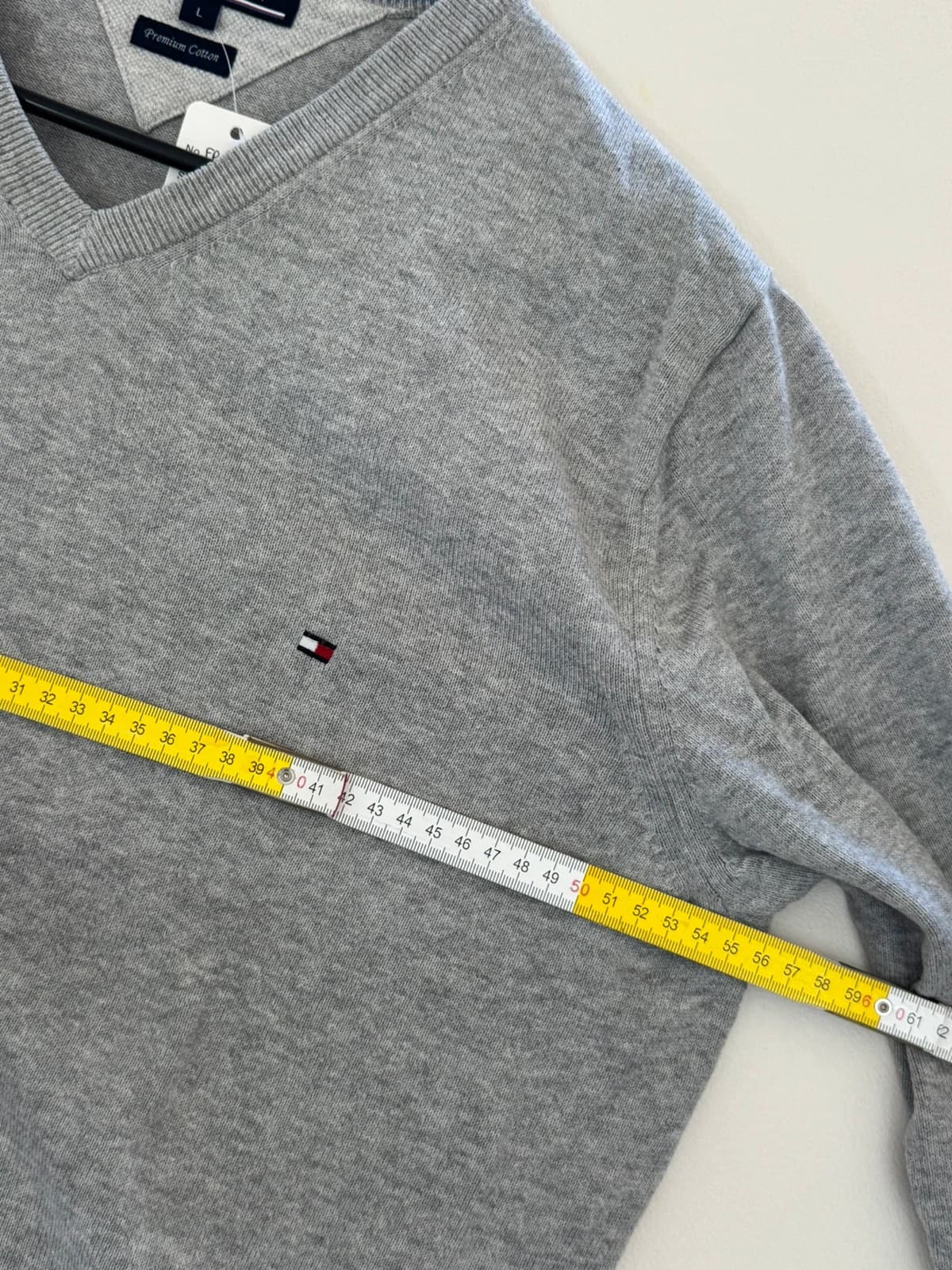 สเวตเตอร์คอวี Tommy Hilfiger Premium Cotton สีเทาอ่อน ไซส์ L - FP260779 - รูปที่ 6/7
