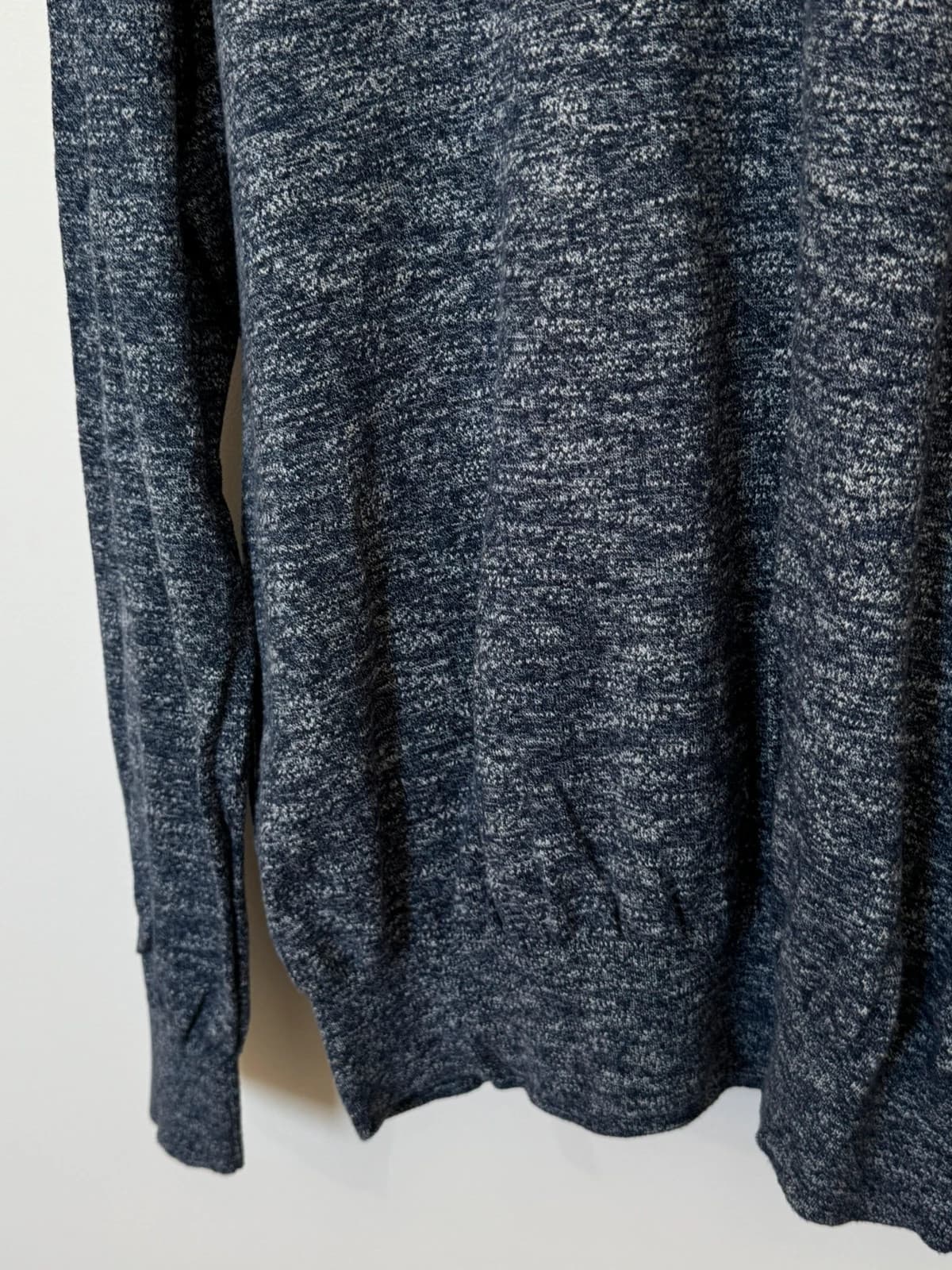 V formos apykaklės megztinis Tommy Hilfiger iš medvilnės, tamsiai mėlynas melanžinis, dydis L - FP260774 – nuotrauka 4/9