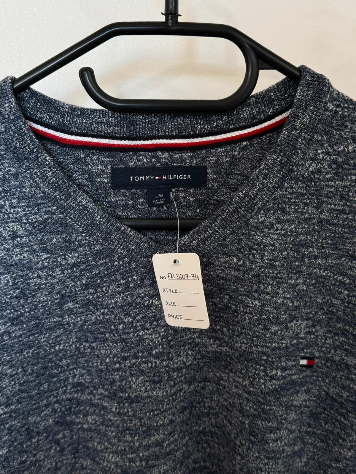 V formos apykaklės megztinis Tommy Hilfiger iš medvilnės, tamsiai mėlynas melanžinis, dydis L - FP260774 – nuotrauka 3/9