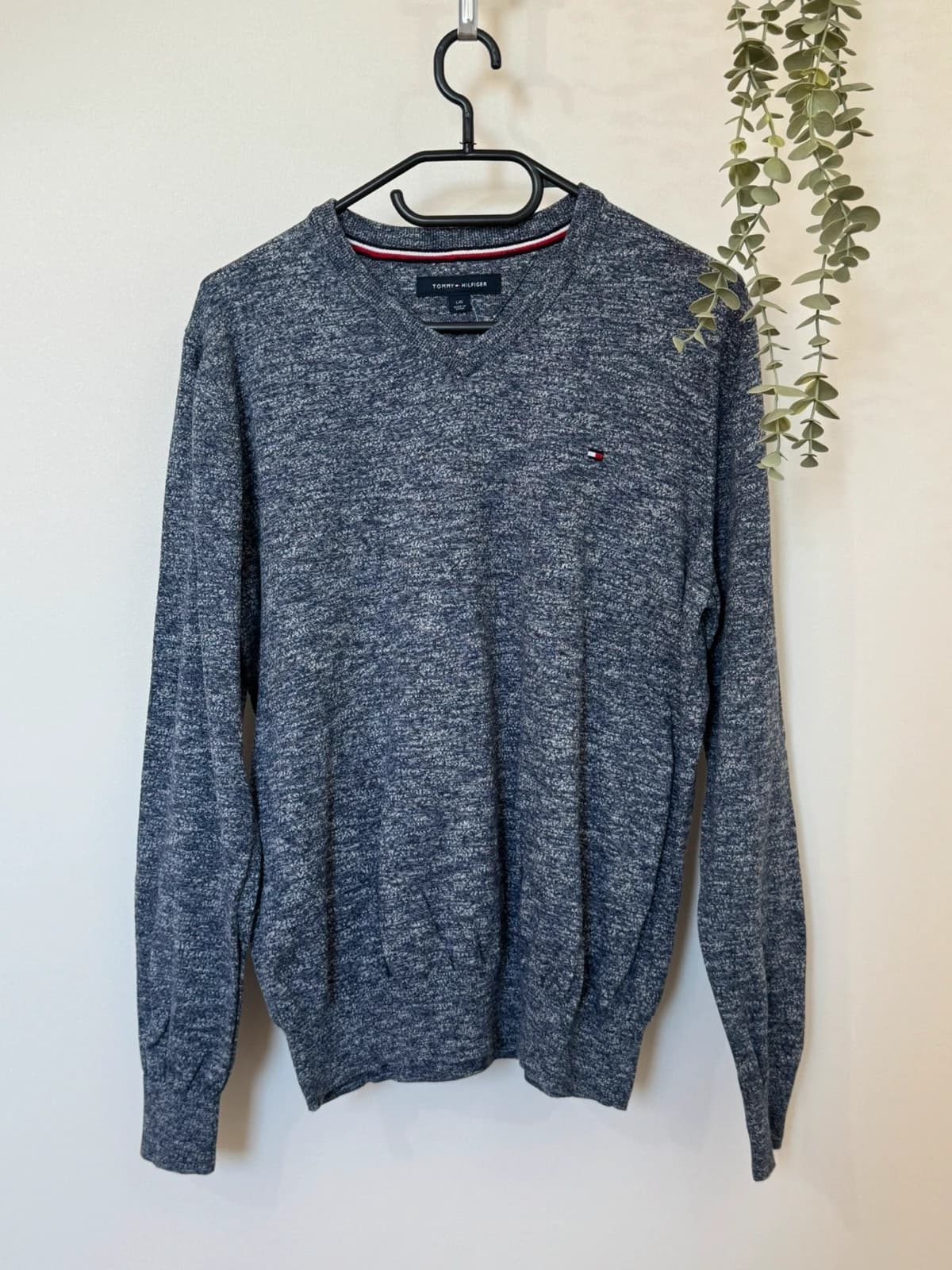 V formos apykaklės megztinis Tommy Hilfiger iš medvilnės, tamsiai mėlynas melanžinis, dydis L - FP260774 – nuotrauka 2/9