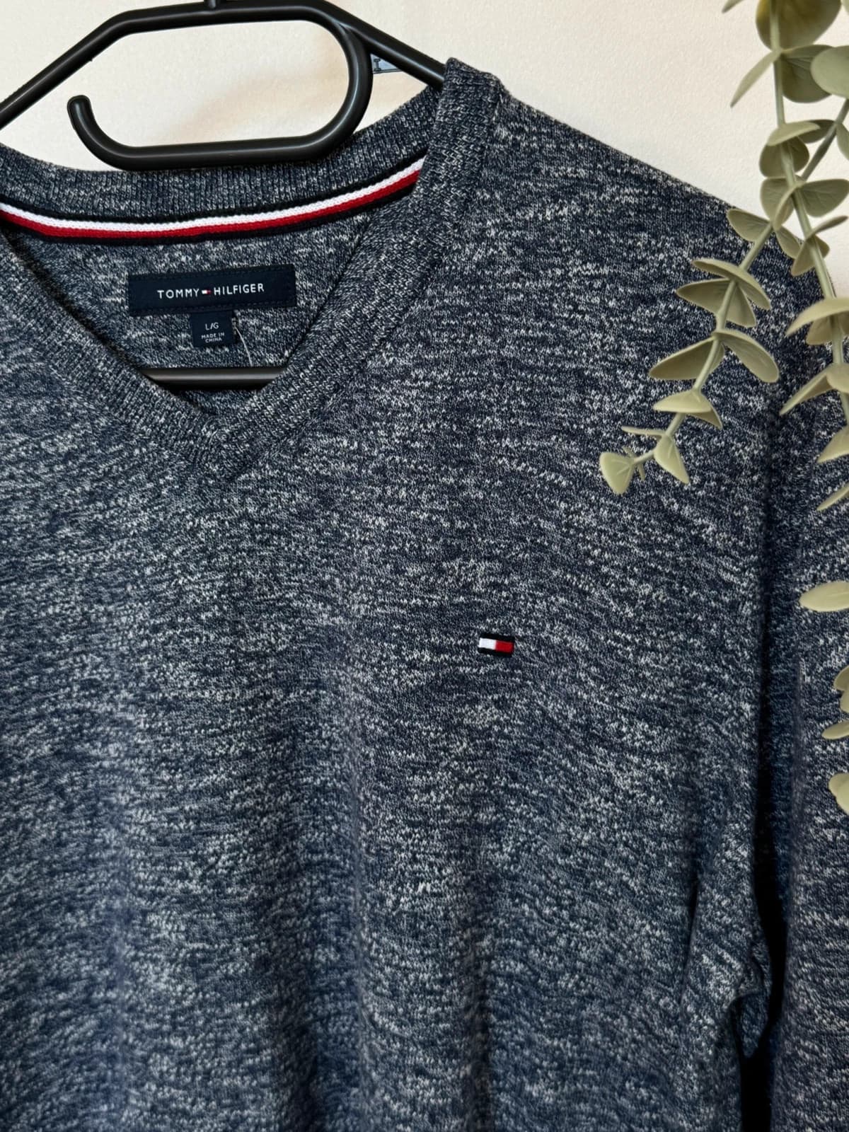 V formos apykaklės megztinis Tommy Hilfiger iš medvilnės, tamsiai mėlynas melanžinis, dydis L - FP260774 – nuotrauka 5/9