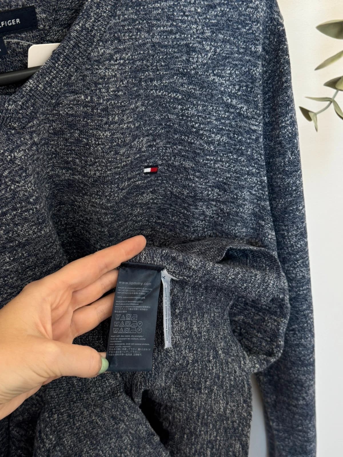 V formos apykaklės megztinis Tommy Hilfiger iš medvilnės, tamsiai mėlynas melanžinis, dydis L - FP260774 – nuotrauka 6/9