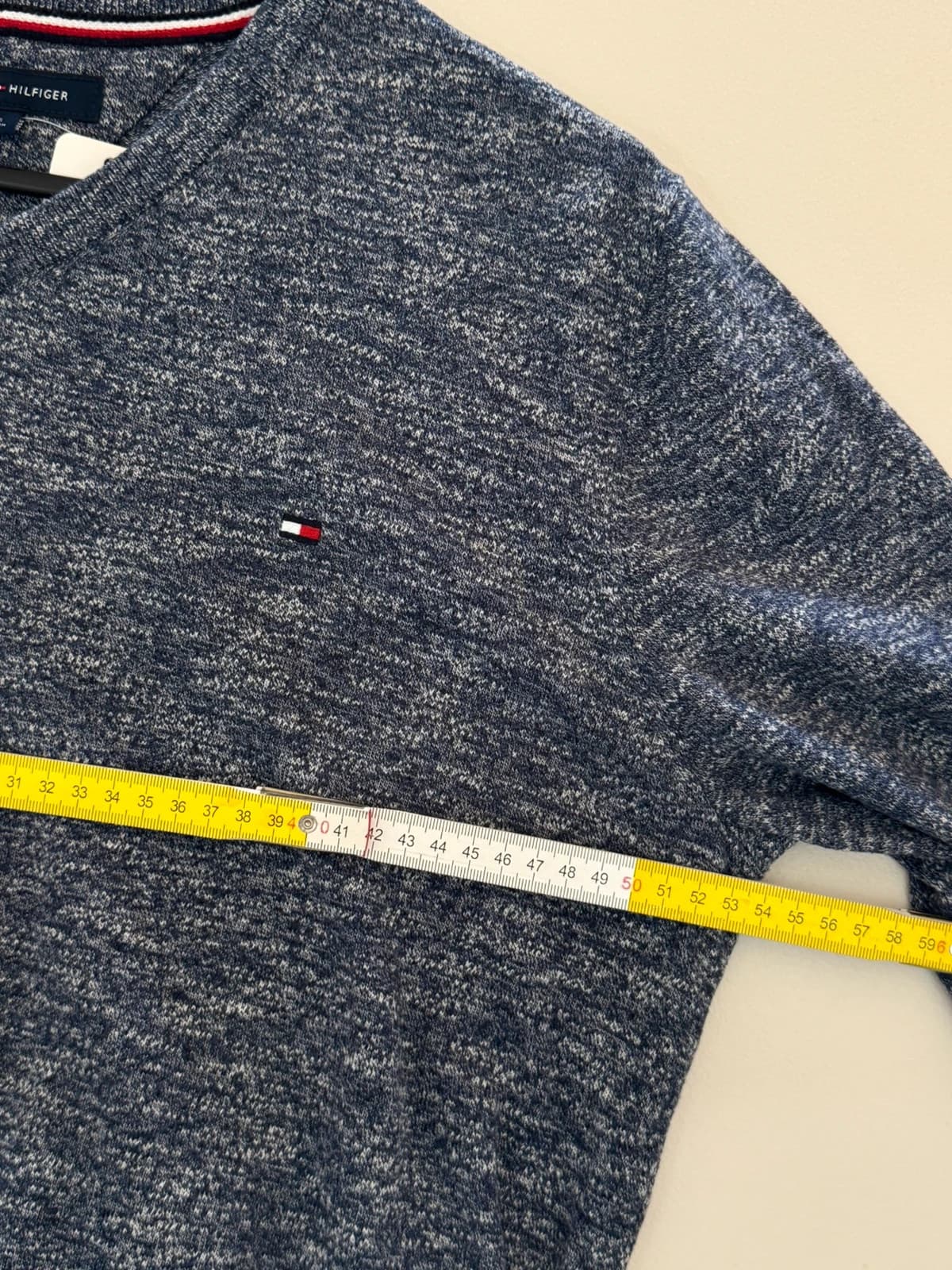 V formos apykaklės megztinis Tommy Hilfiger iš medvilnės, tamsiai mėlynas melanžinis, dydis L - FP260774 – nuotrauka 8/9