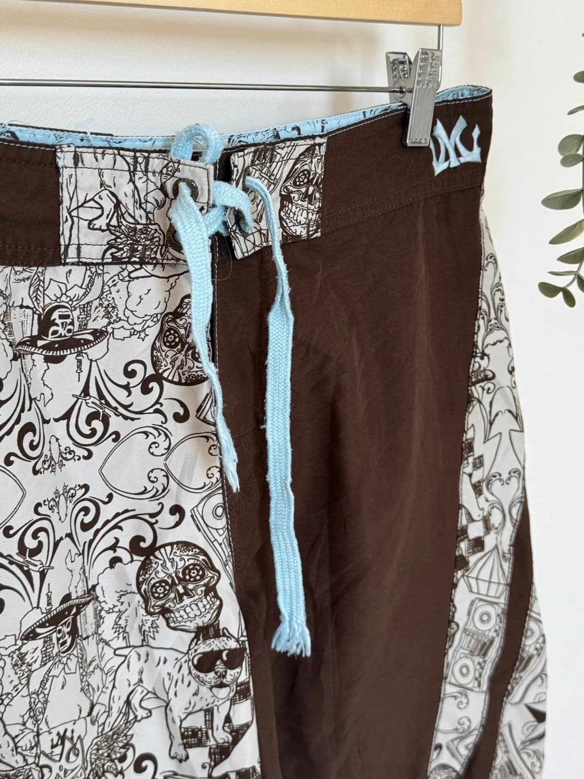 Pantaloni scurți de baie Micros maro-bej cu imprimeu craniu, mărime 30/S - PP2603229 - Fotografia 3/8