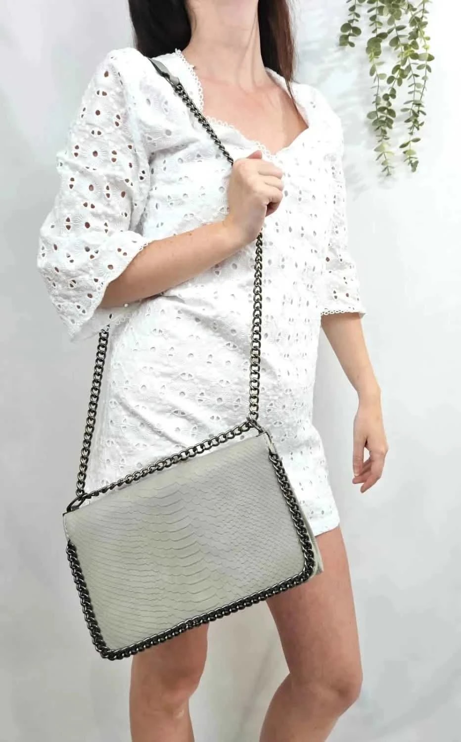 Sac à bandoulière chaîne effet croco