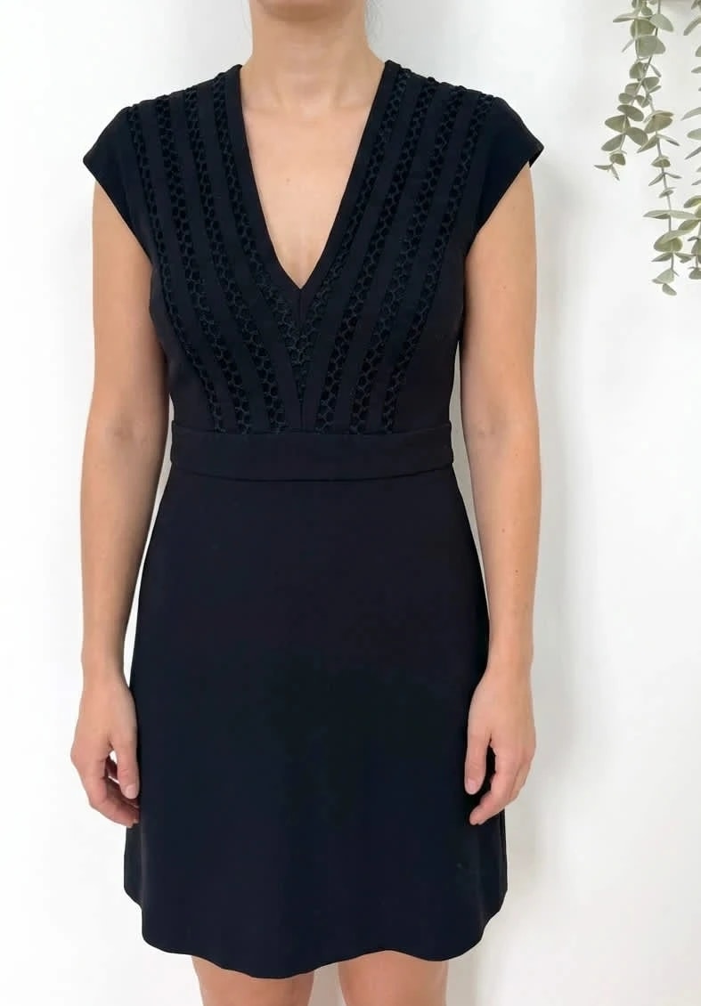 Robe noire décolleté V Sandro détails dentelle taille M - DN260113