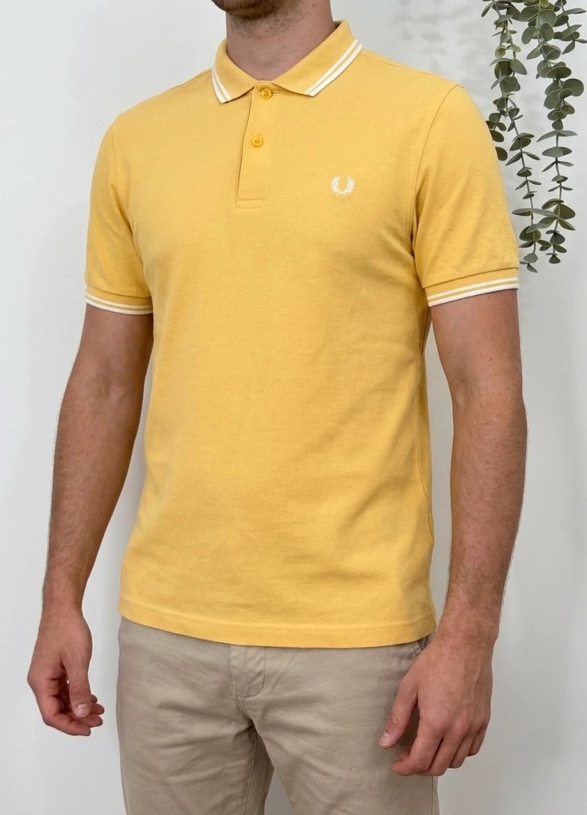 Polo piqué Fred Perry jaune liserés blancs logo brodé taille S