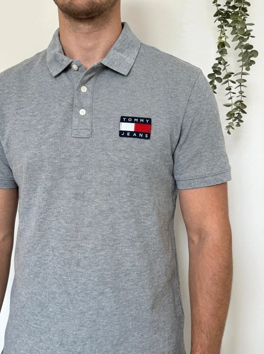 Polo Tommy Jeans γκρι μελανζέ με λογότυπο σημαία, μέγεθος S - FP260223