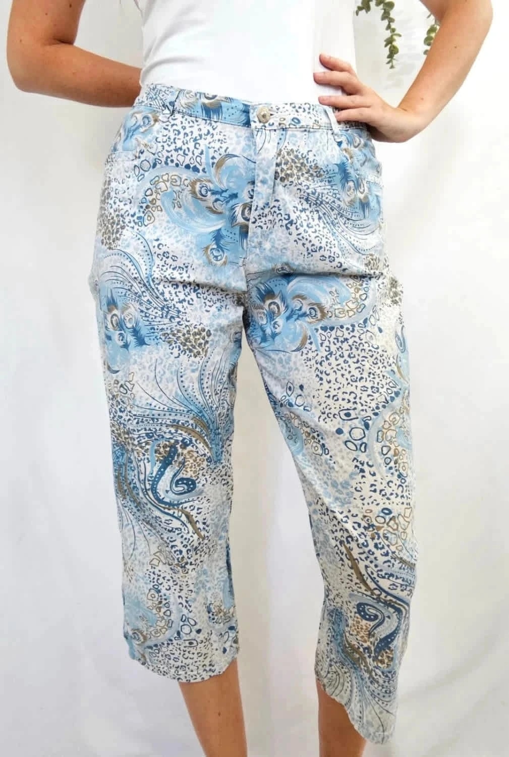 Pantalon court bleu I.Quing motifs plumes taille 46