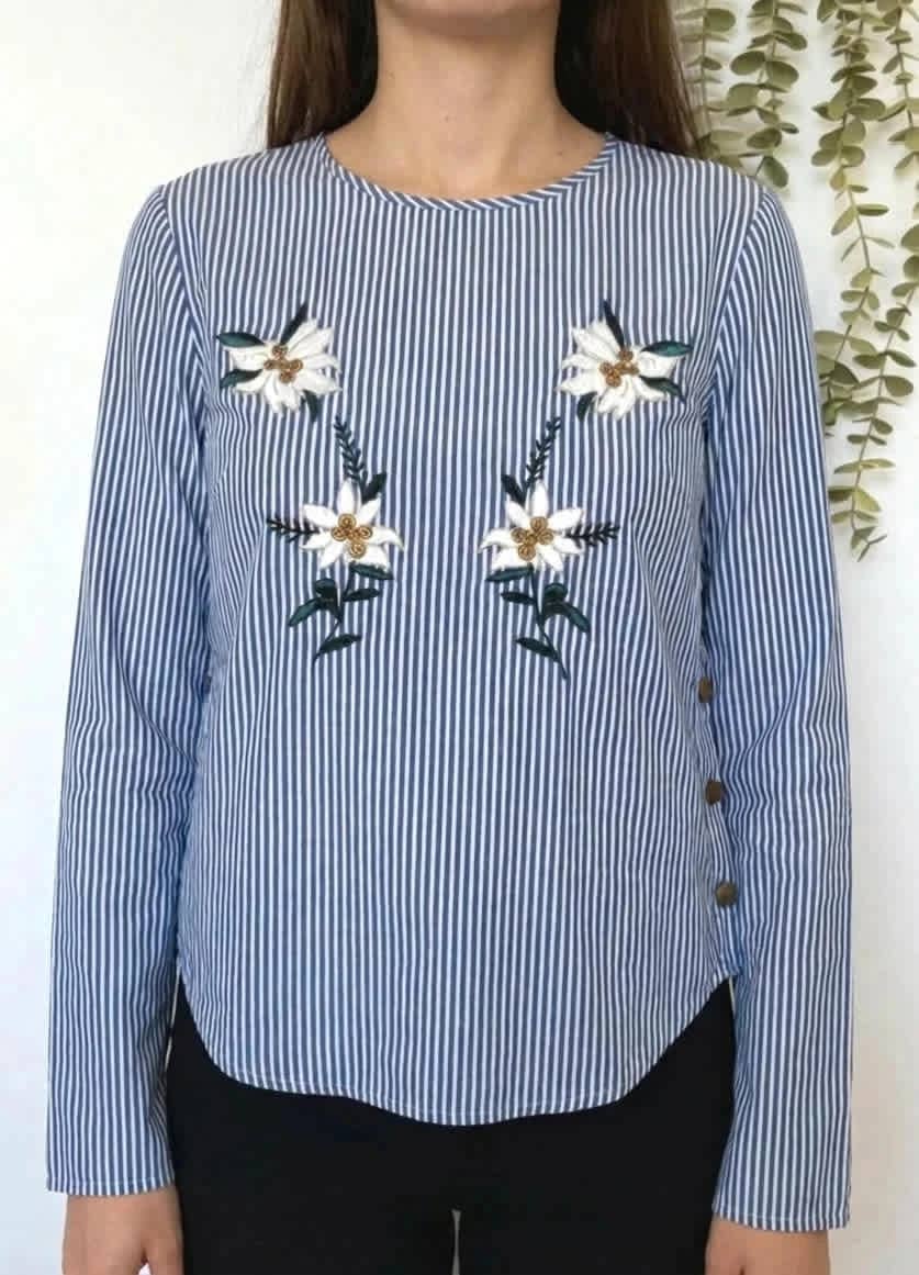 Blouse Zara bleue et blanche à rayures avec motifs fleurs taille S