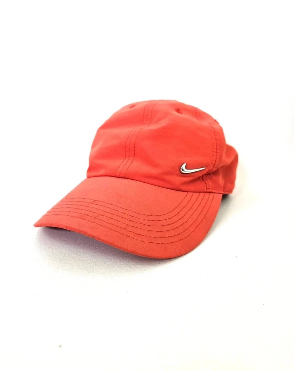 Casquette Nike rouge Héritage86 logo Swoosh métallique argenté taille unique ajustable