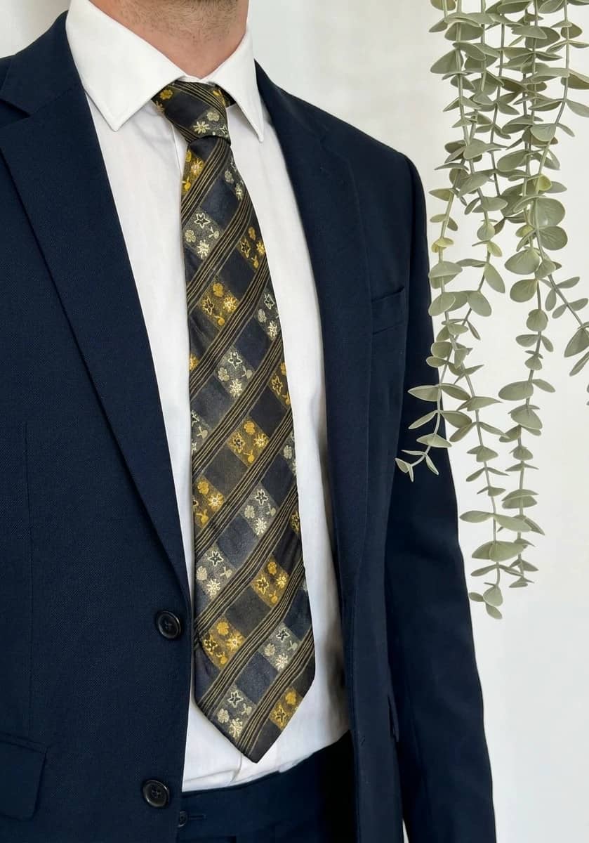 Cravate vintage Courrèges Paris soie bleu marine motifs floraux géométriques