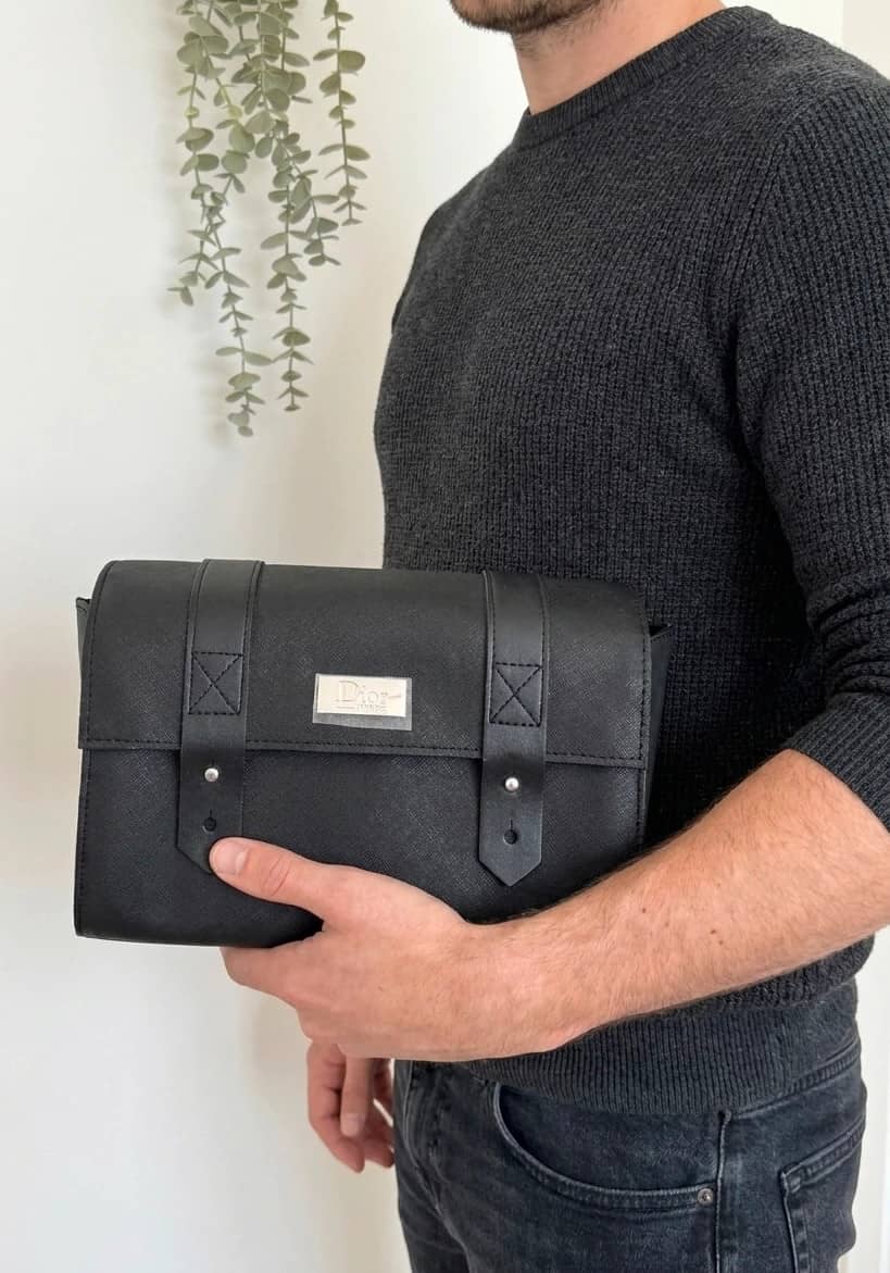 Pochette étui Dior Parfums noir rigide plaque métal style vanity unisexe